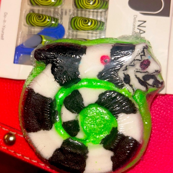 Beetlejuice Sandworm Never Trust The Living Gift Set - Picture 8 of 11